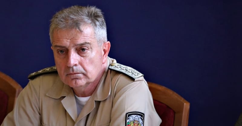 Адмирал Емил Ефтимов напуска поста началник на отбраната