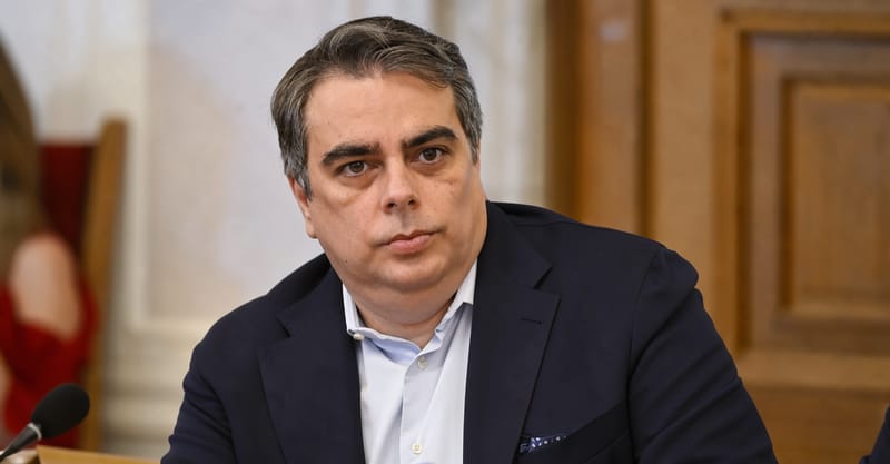Асен Василев: 900 000 души показаха „червен картон“ на Радев и ПБ