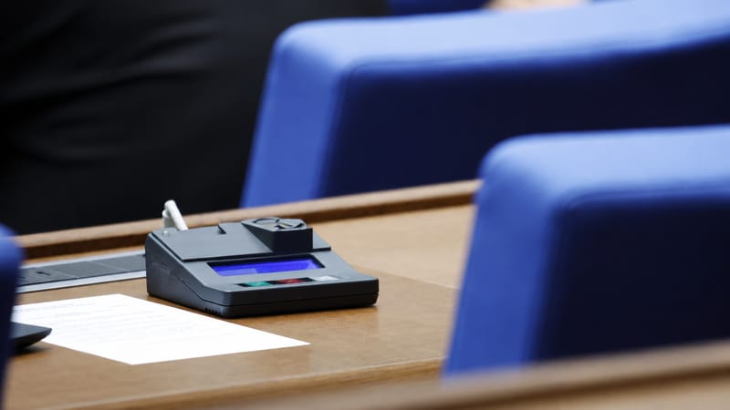 Депутатите отново свикват извънредно заседание за помилванията и палежа на Starlink антени