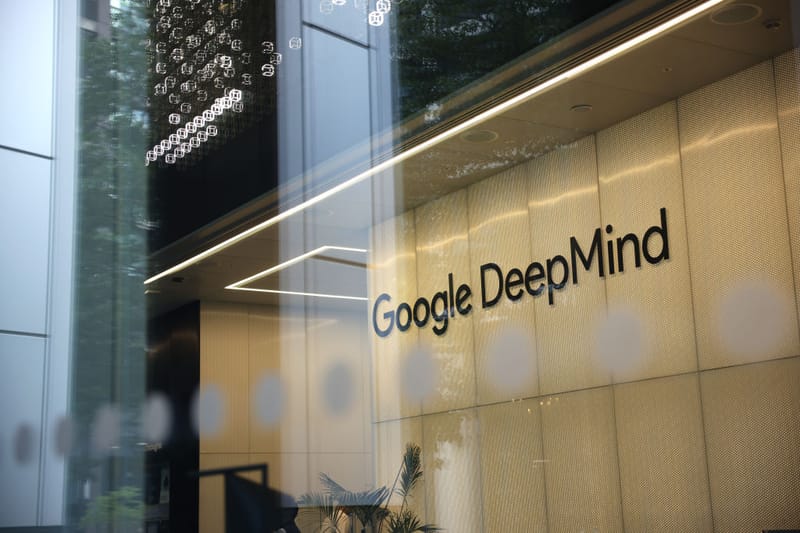 Служители на Google напускат заради военни договори с AI